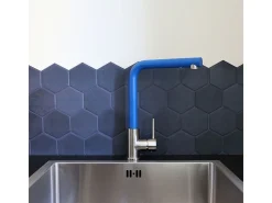 Esseloki misturador para lava-loiça em aço inoxidável com bico azul Essebagno