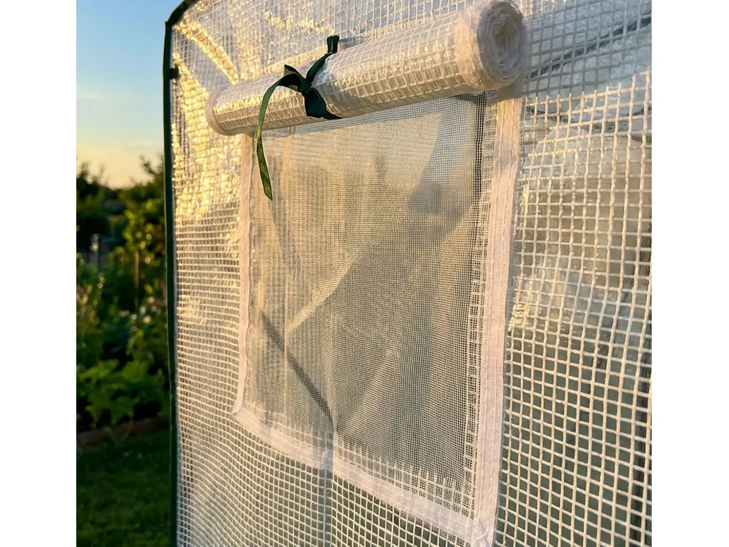Estufa de jardim tipo casa com estrutura de metal e cobertura de PE, 1 porta e 2 janelas Branco 200x140x200 cm