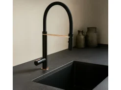 Exil Misturadora monocomando de lavatório com chuveiro de mão em preto e ouro rosa Essebagno