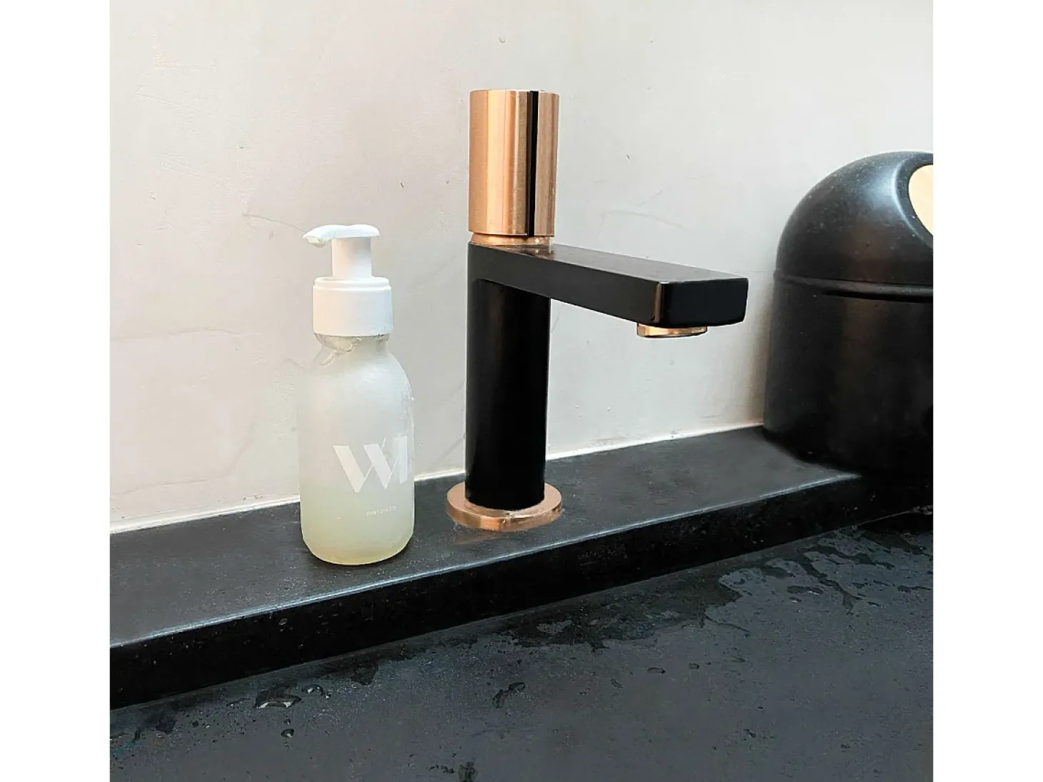 Exil torneira misturadora baixa para lavatório preto e ouro rosa Essebagno