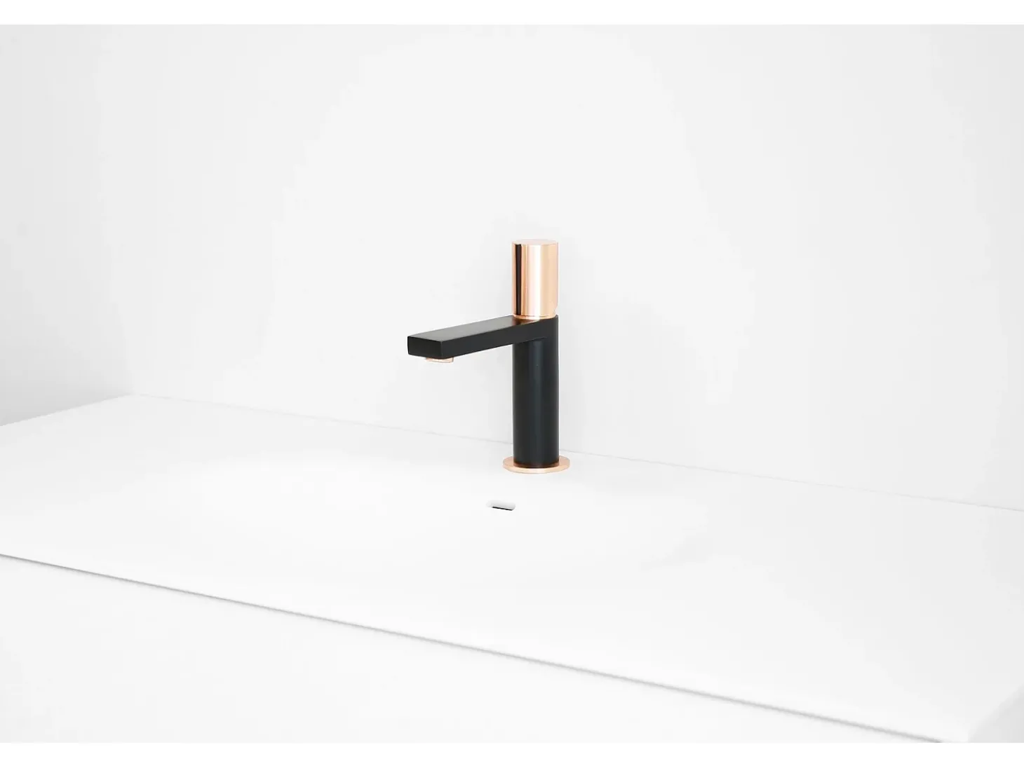 Exil torneira misturadora baixa para lavatório preto e ouro rosa Essebagno