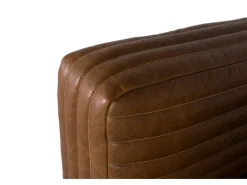 Fauteuil rembourré em couro de forma cúbica e pés em aço