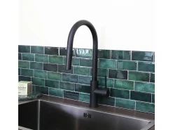 Foga Misturadora de lavatório com chuveiro de mão extraível em preto mate Essebagno