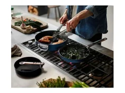 Frigideira antiaderente Joseph Joseph Space 28 cm (11"), com mango plegável, apta para indução e forno até 232°C, armazenamento compacto.