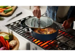 Frigideira antiaderente Joseph Joseph Space 28 cm (3.8 qt), com mango plegável de aço inox e tampa de vidro, apta para indução e forno até 232°C.