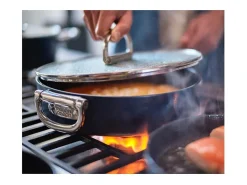 Frigideira antiaderente Joseph Joseph Space 28 cm (3.8 qt), com mango plegável de aço inox e tampa de vidro, apta para indução e forno até 232°C.