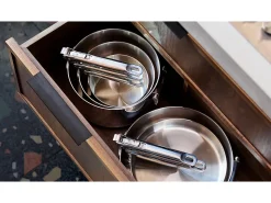 Frigideira para saltear Joseph Joseph Space Steel 28 cm, em aço inox, com mango plegável e tampa, apta para indução e forno.