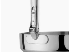 Frigideira para saltear Joseph Joseph Space Steel 28 cm, em aço inox, com mango plegável e tampa, apta para indução e forno.