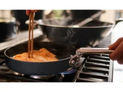 Frigideira Space Steel de 20 cm (8") em aço inox, com mango plegável, ideal para cozinhas pequenas, fácil de limpar e guardar.