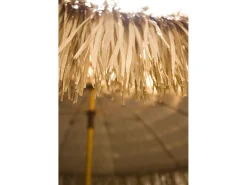 Guarda-sol transparente com franjas em aço com acabamento em madeira natural