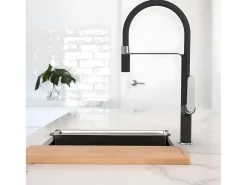 Hideno misturador para lava-loiça com chuveiro móvel preto e cromado Essebagno