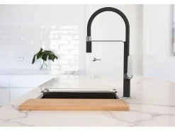Hideno misturador para lava-loiça com chuveiro móvel preto e cromado Essebagno