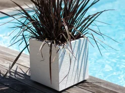 Jardineira Quadrada Graphit Branca 39,5 x 39,5 x 43,5 cm - 35 L - Design Moderno - Resistente Interior/Exterior