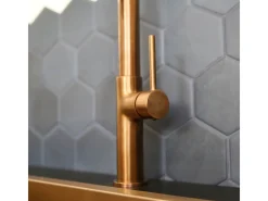 Magneto Misturadora de lavatório com chuveiro móvel em cobre escovado Essebagno