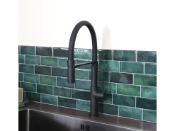 Magneto Misturadora monocomando de lavatório com chuveiro de mão preta Essebagno