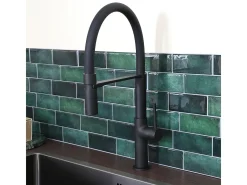 Magneto Misturadora monocomando de lavatório com chuveiro de mão preta Essebagno