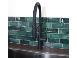 Magneto Misturadora monocomando de lavatório com chuveiro de mão preta Essebagno