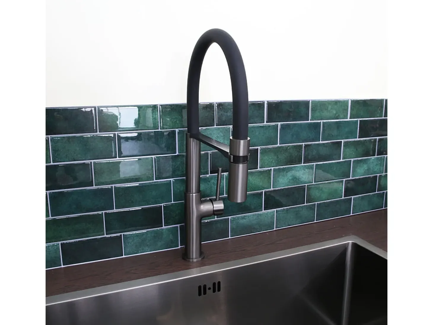 Magneto Misturadora monocomando de lavatório com chuveiro de mão cinza metálico Essebagno