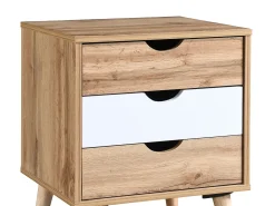 Mesa de cabeceira LURVIA com 3 gavetas em tons naturais e branco.