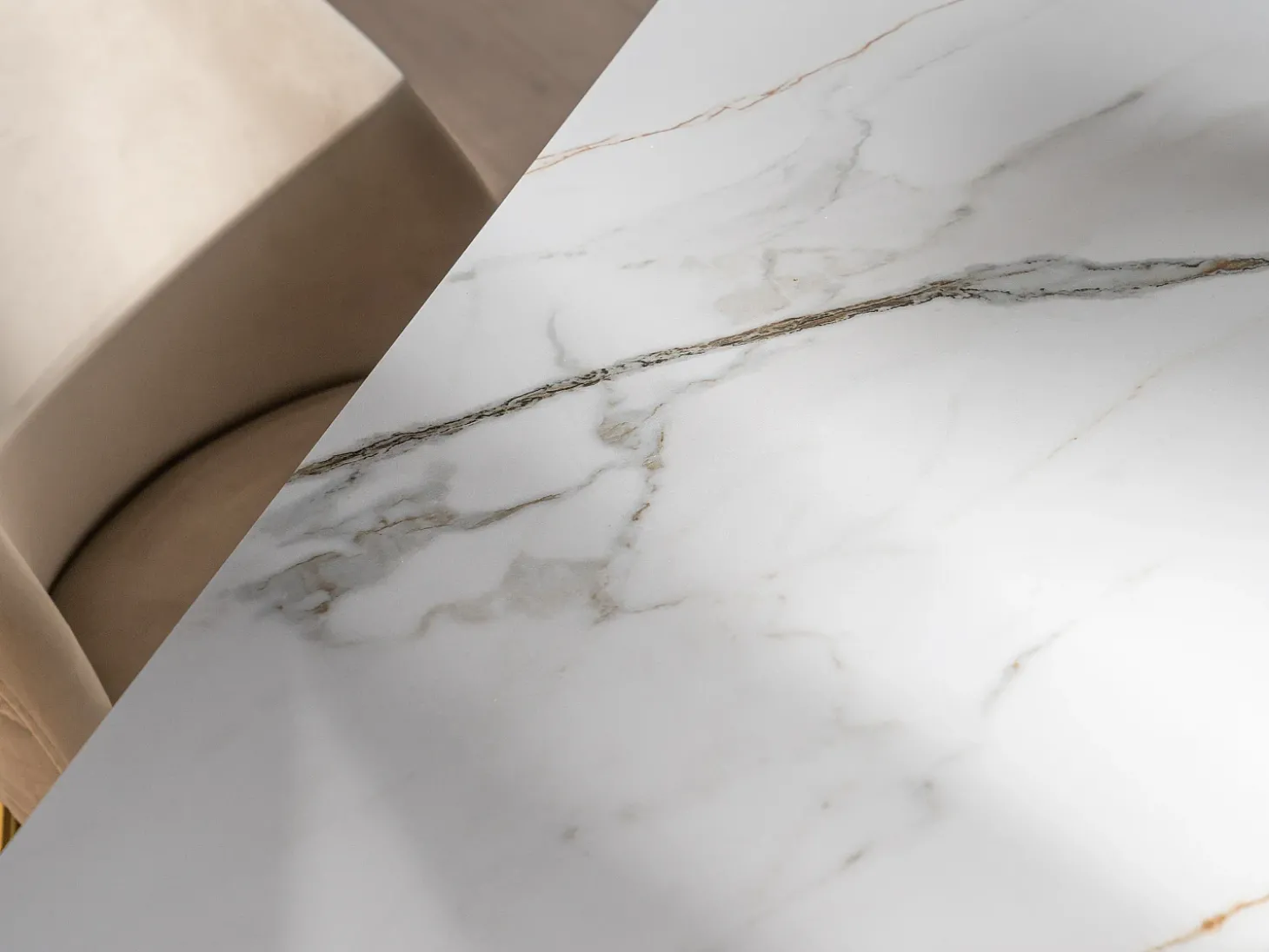 Mesa de jantar extensível em cerâmica e metal efeito mármore branco e bege LOZIPA de Pascal Morabito
