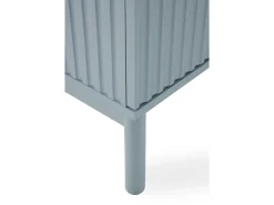 Móvel para TV azul com ranhuras nas portas e laterais