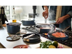 Pequena frigideira Joseph Joseph Space 15 cm (1.4 qt), antiaderente, com mango plegável e tampa, apta para indução e forno até 232°C.