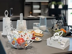 Pequena peça central Farfalloso Ø31 cm em mármore branco ferro perfurado Design moderno com borboletas elegante decoração de mesa Made in Italy