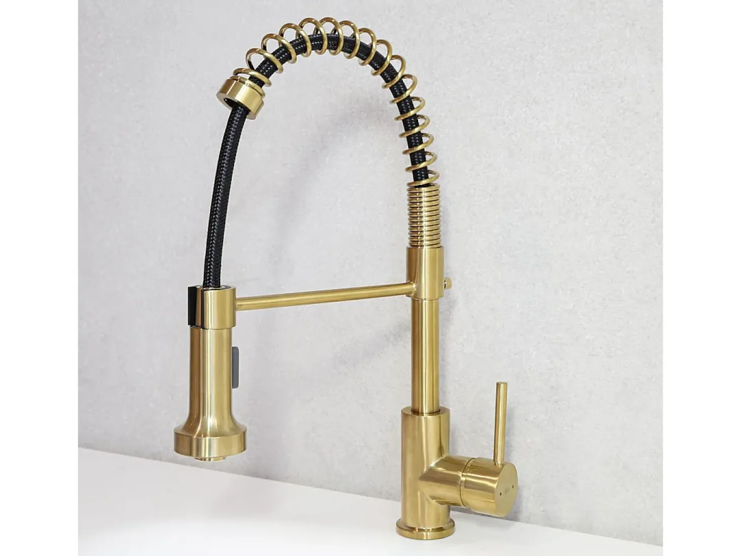 Plimo Misturadora de lavatório com chuveiro dourado móvel Essebagno