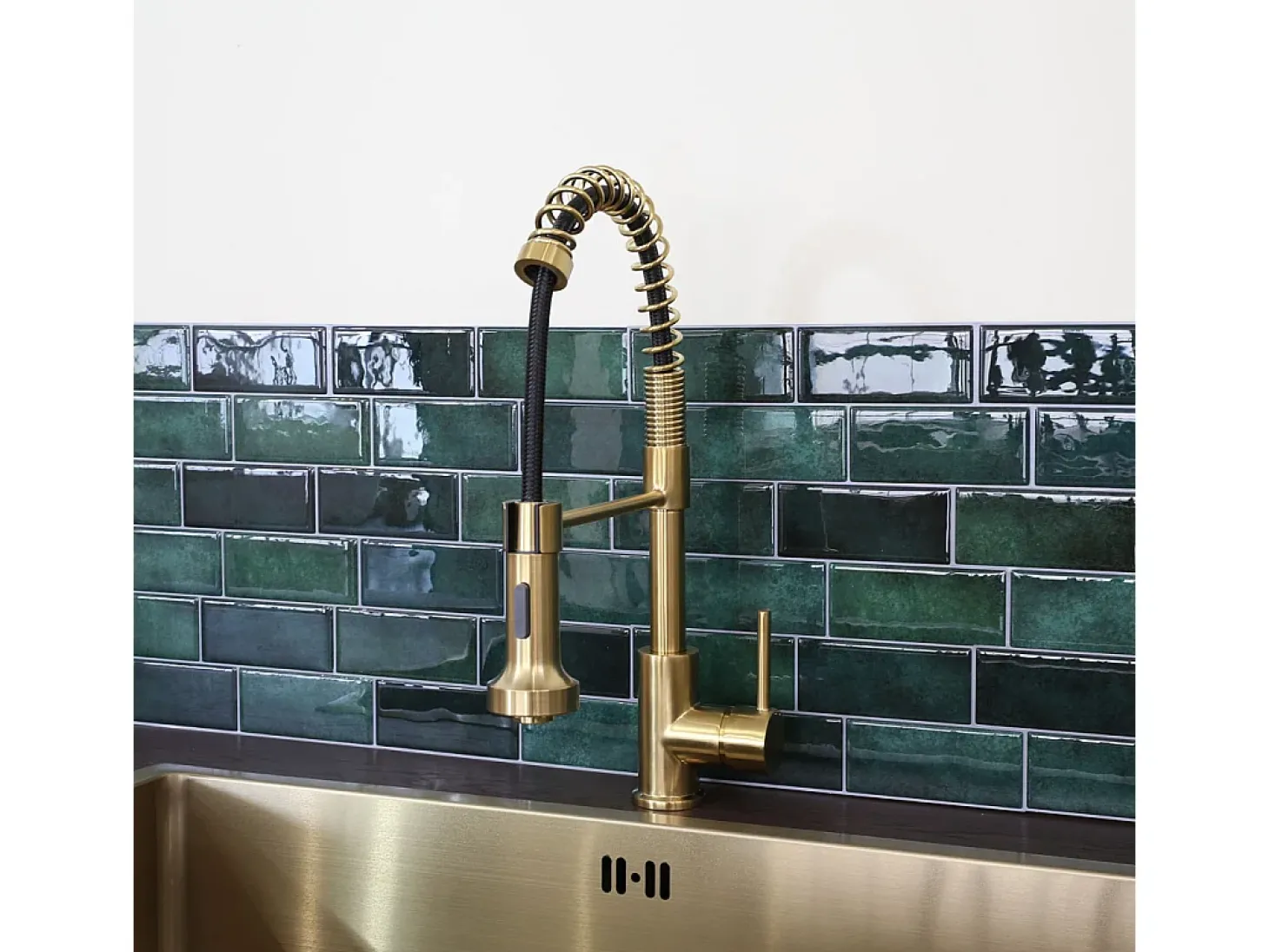 Plimo Misturadora de lavatório com chuveiro dourado móvel Essebagno