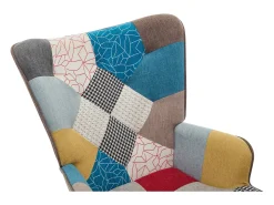 Poltrona Elmina em tecido patchwork multicolorido com pés de balanço.