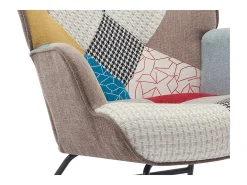 Poltrona Elmina em tecido patchwork multicolorido com pés de balanço.