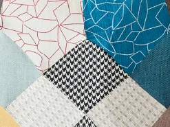 Poltrona Elmina em tecido patchwork multicolorido com pés de balanço.