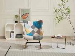 Poltrona Elmina em tecido patchwork multicolorido com pés de balanço.
