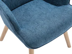 Poltrona em tecido azul acolchoado. Estilo escandinavo. VATELY