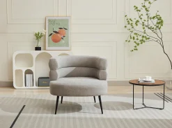 Poltrona em tecido cinza com base em metal estilo design CAMEDO