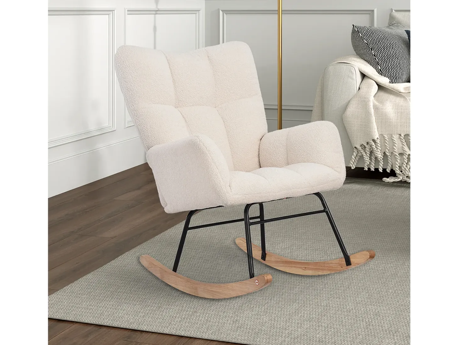 Poltrona estofada com estampa xadrez suave, ideal para sala de estar e quarto, com função de balanço e capacidade de peso de 120 kg, na cor bege.