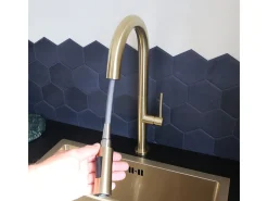 Portofino Misturadora de lavatório com chuveiro de mão extraível em ouro escovado Essebagno