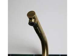 Pure II Misturadora de lavatório com chuveiro de mão extraível em ouro escovado Essebagno
