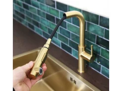 Pure II Misturadora de lavatório com chuveiro de mão extraível em ouro escovado Essebagno