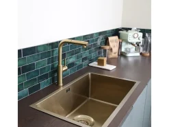 Pure II Misturadora de lavatório com chuveiro de mão extraível em ouro escovado Essebagno