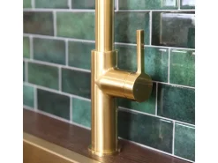 Pure II Misturadora de lavatório com chuveiro de mão extraível em ouro escovado Essebagno