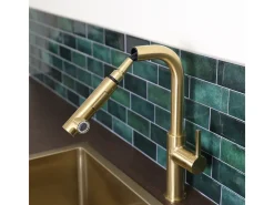 Pure II Misturadora de lavatório com chuveiro de mão extraível em ouro escovado Essebagno