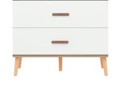 Roupeiro infantil com 2 gavetas e bengaleiro, em tons naturais e branco, com design aberto.