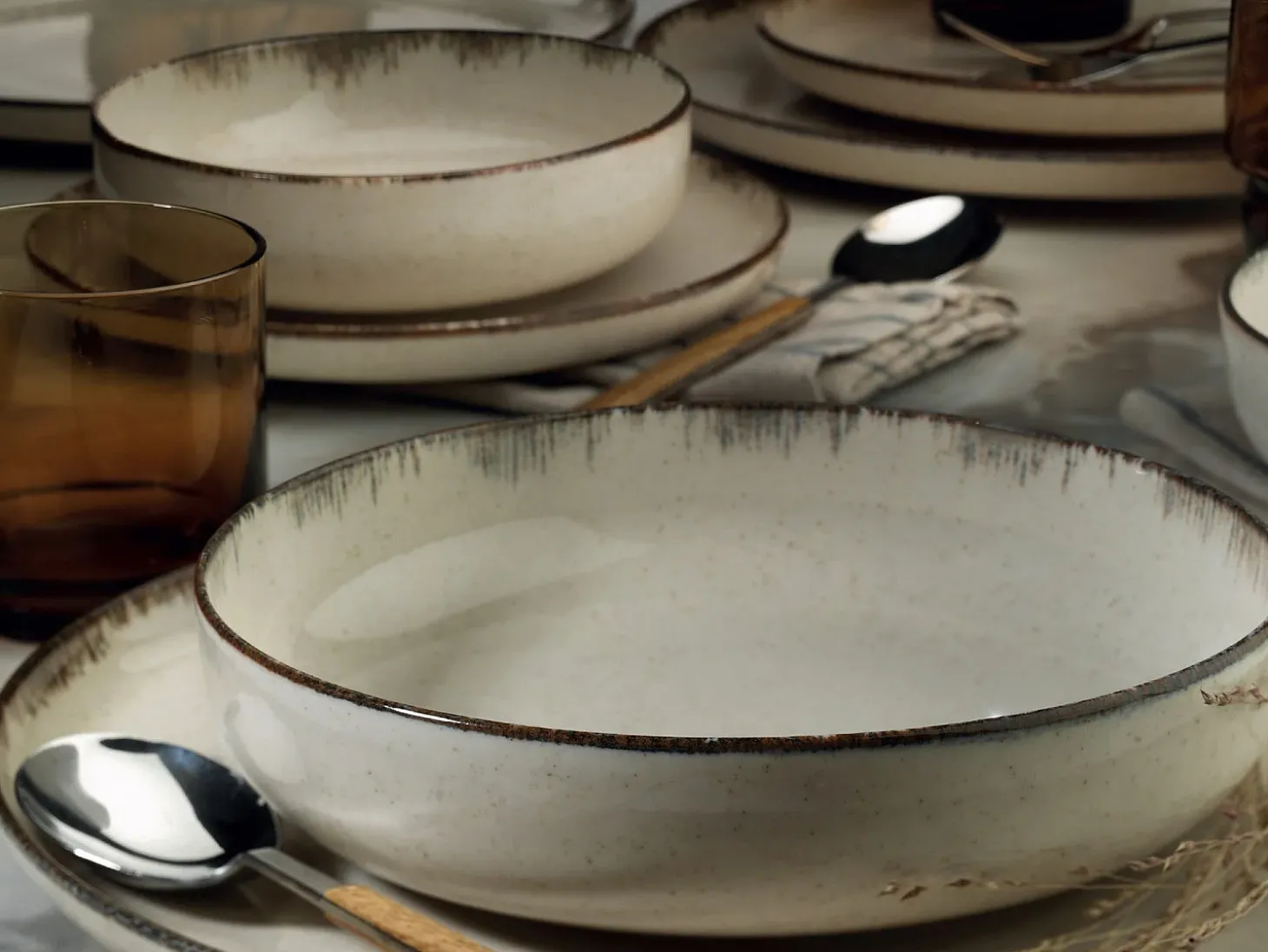 Serviço de louça, rasos, fundos, em porcelana 18 peças cor creme - SANCHA