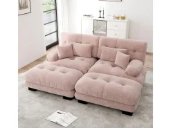 Sofá de dois lugares em chenille, duas almofadas lombares e duas almofadas decorativas, braços largos e dois apoios para os pés, revestimento em tecido rosa.