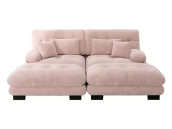Sofá de dois lugares em chenille, duas almofadas lombares e duas almofadas decorativas, braços largos e dois apoios para os pés, revestimento em tecido rosa.