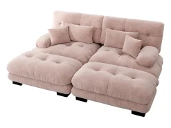 Sofá de dois lugares em chenille, duas almofadas lombares e duas almofadas decorativas, braços largos e dois apoios para os pés, revestimento em tecido rosa.