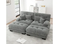 Sofá de dois lugares em chenille, duas almofadas lombares e duas almofadas decorativas, braços largos e dois apoios para os pés, revestimento em tecido cinzento.
