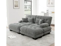 Sofá de dois lugares em chenille, duas almofadas lombares e duas almofadas decorativas, braços largos e dois apoios para os pés, revestimento em tecido cinzento.