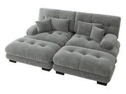Sofá de dois lugares em chenille, duas almofadas lombares e duas almofadas decorativas, braços largos e dois apoios para os pés, revestimento em tecido cinzento.